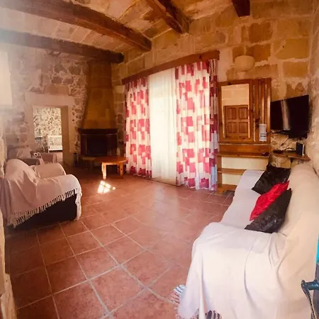 2 Bedroom With Private Pool Il-Pergla